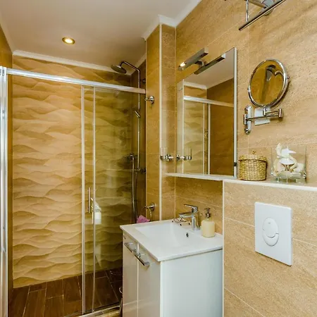 Beautiful Sea View - Two Bedroom With Balcony And Sea Vi... Appartamento *